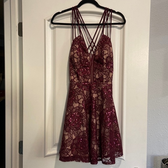 Elegant mini dress - Picture 1 of 3